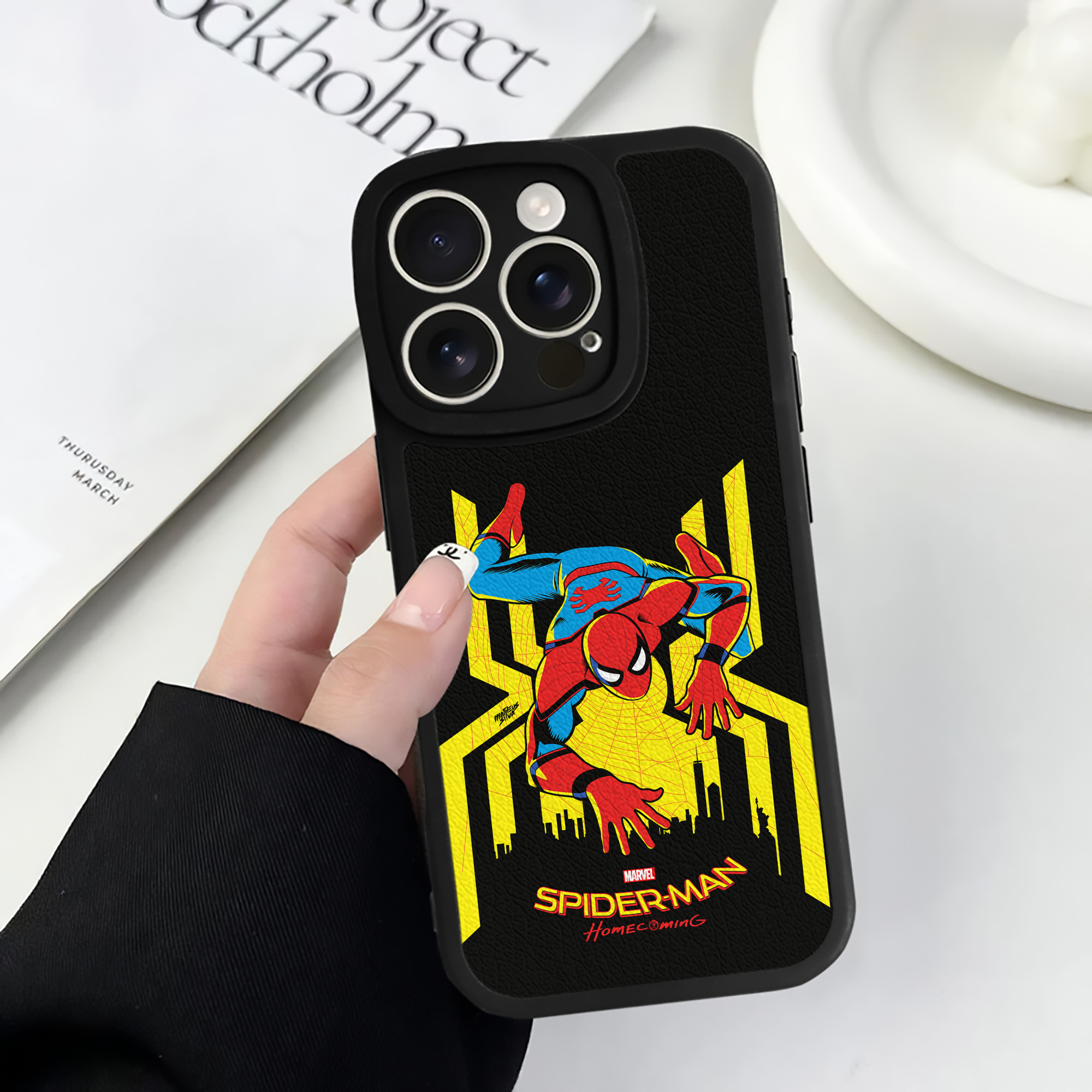 （画像用） Spider Man スパイダーマン 【iPhone 16シリーズ対応】シリコンスマホケース（レザー調） 材質：シリコン
